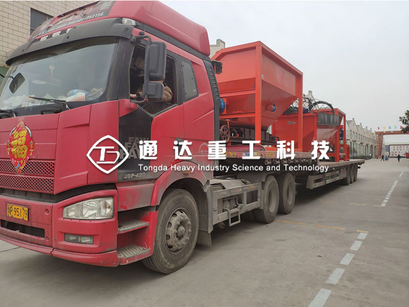 粉狀有機(jī)肥生產(chǎn)線裝車完畢，即將發(fā)往深圳
